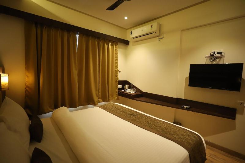 Hotel Seven Sky image