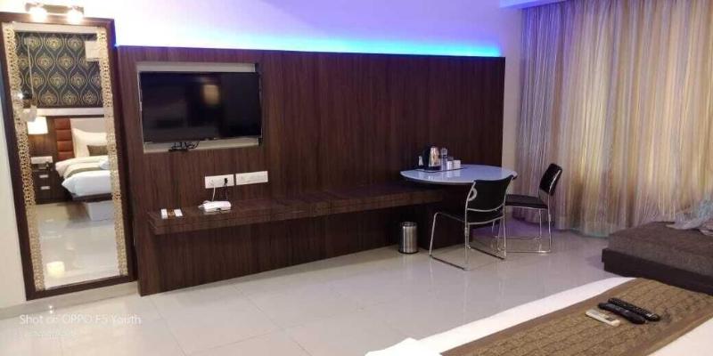 Hotel Seven Sky image