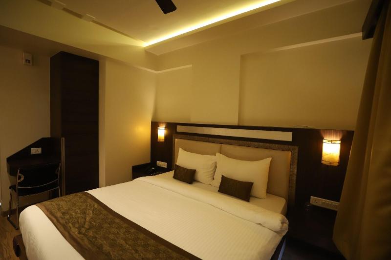 Hotel Seven Sky image