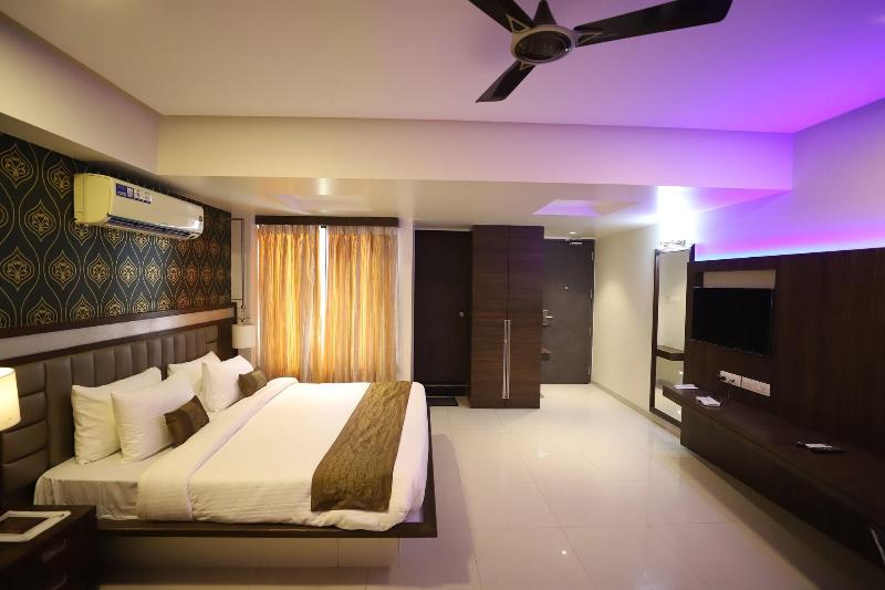 Hotel Seven Sky image