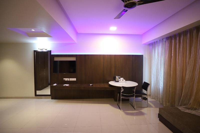 Hotel Seven Sky image