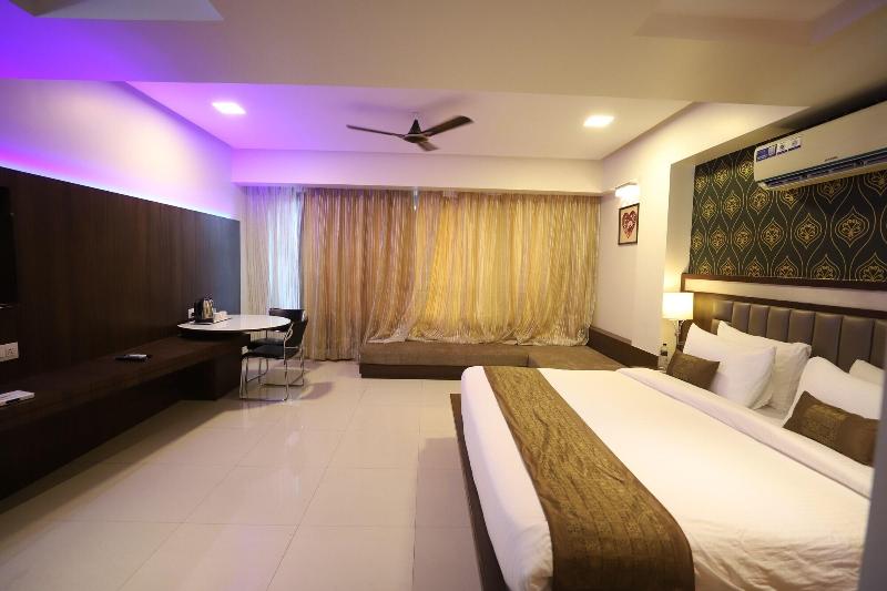 Hotel Seven Sky image