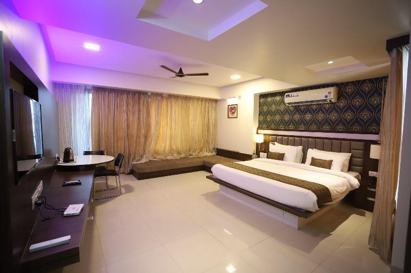 Hotel Seven Sky image