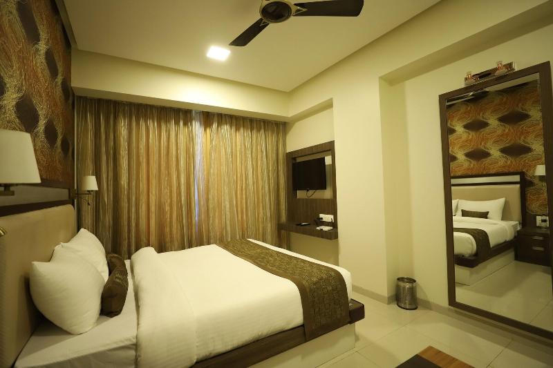 Hotel Seven Sky image