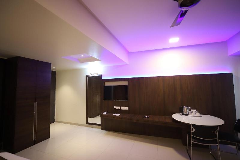 Hotel Seven Sky image