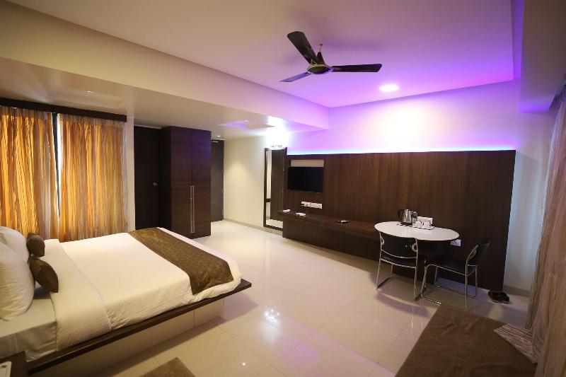 Hotel Seven Sky image