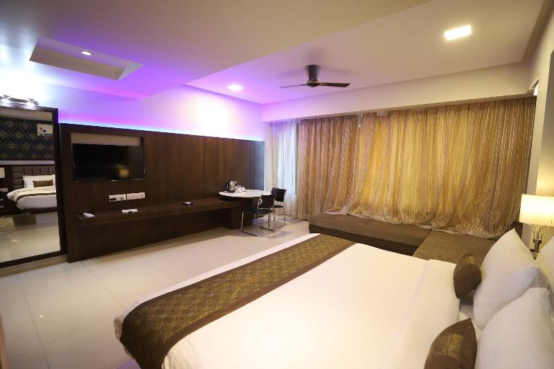 Hotel Seven Sky image