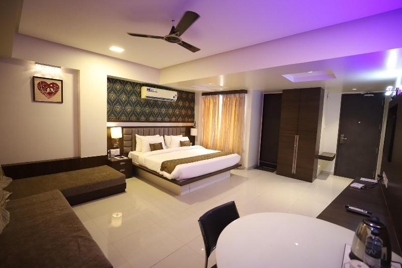 Hotel Seven Sky image