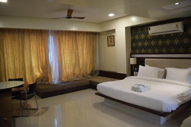 Hotel Seven Sky image