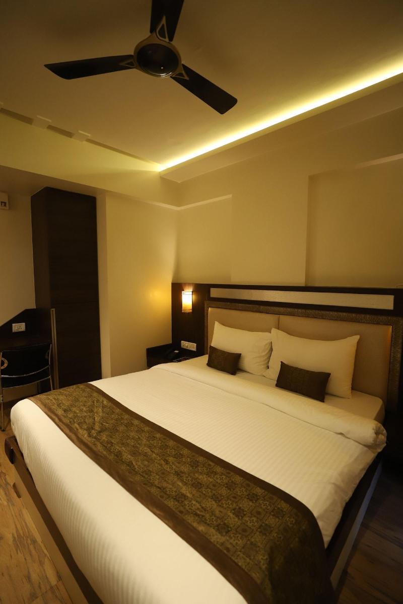 Hotel Seven Sky image