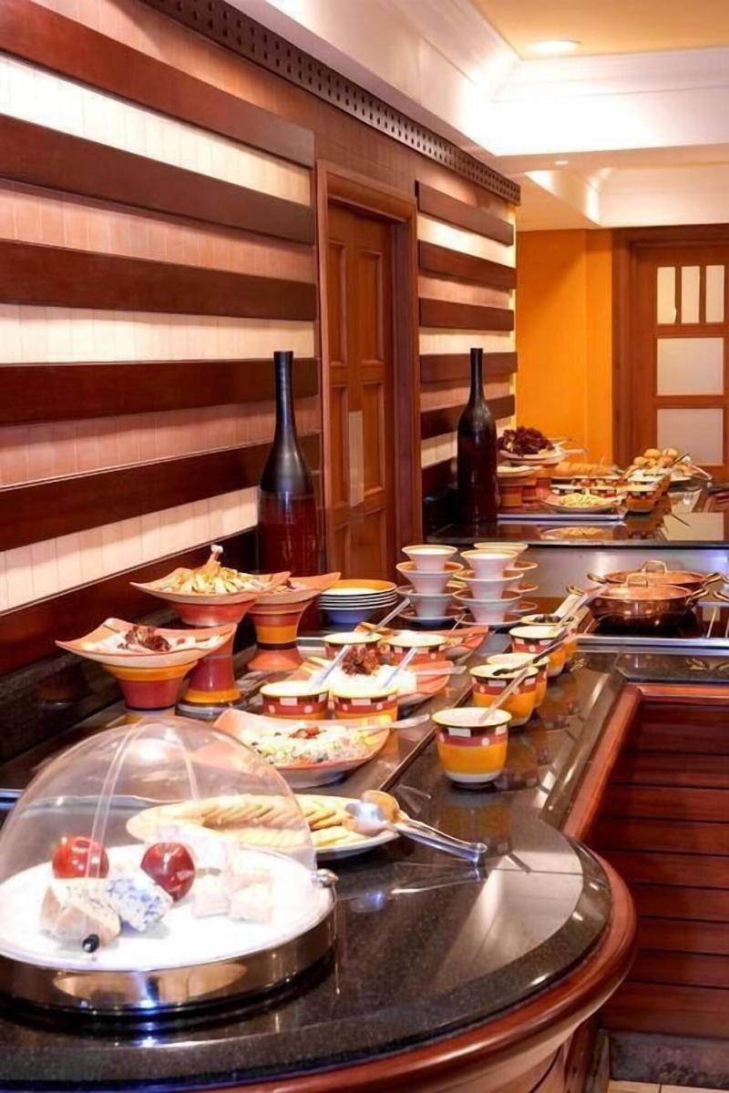 Villa Park Hotels image