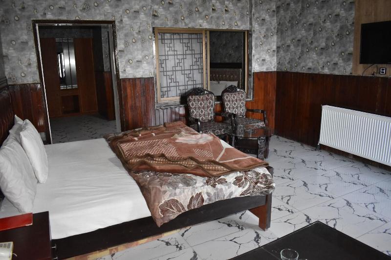 Al Qamar Hotel Murree image