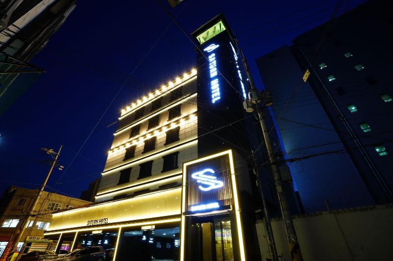 Saturn Hotel image