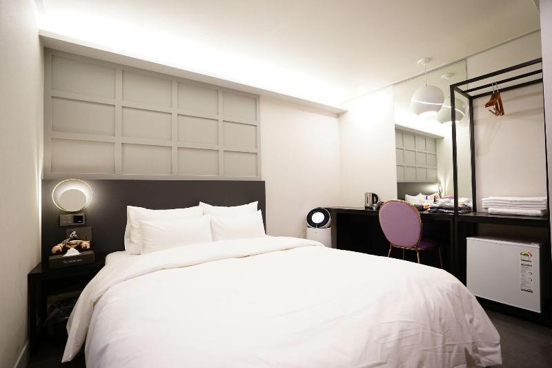 Saturn Hotel image