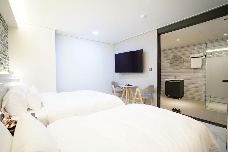Saturn Hotel image