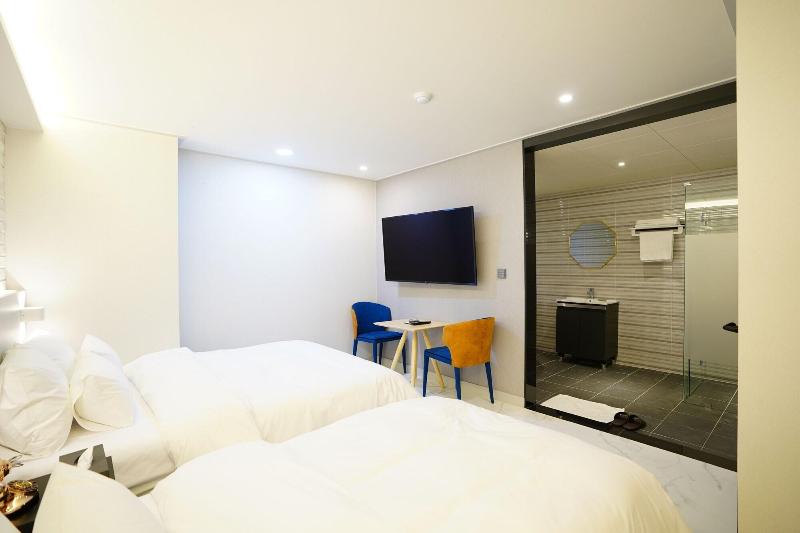 Saturn Hotel image