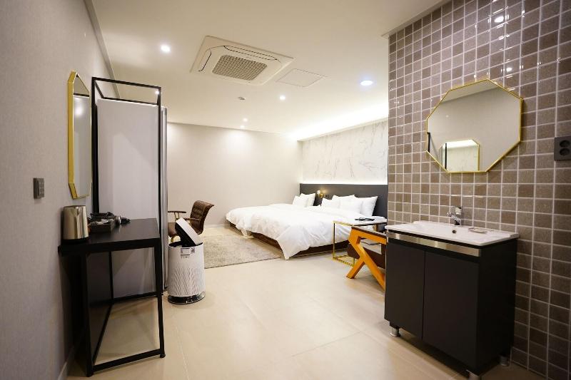 Saturn Hotel image