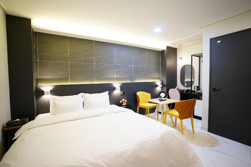 Saturn Hotel image
