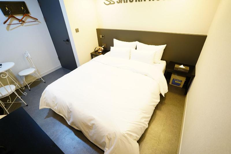 Saturn Hotel image