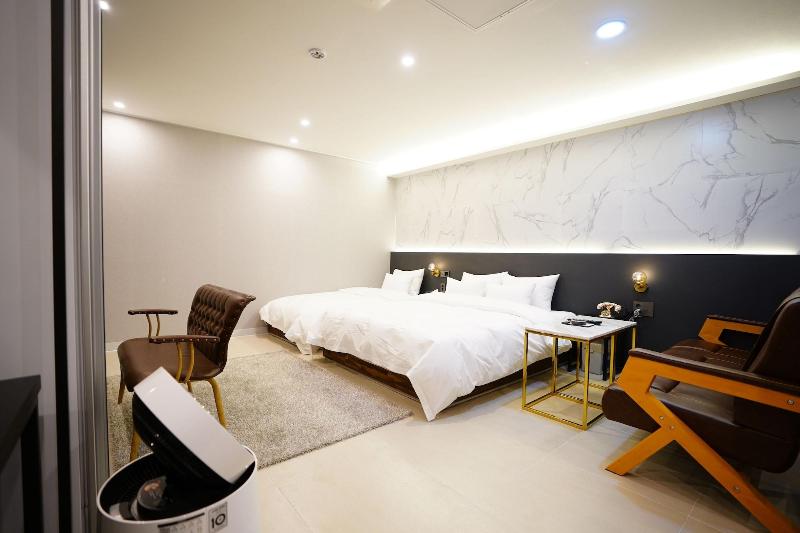 Saturn Hotel image