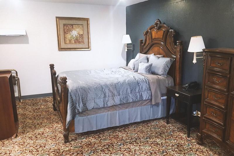 Sky Palace Inn Suites Hutchinson image