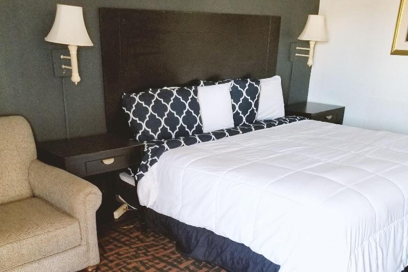 Sky Palace Inn Suites Hutchinson image