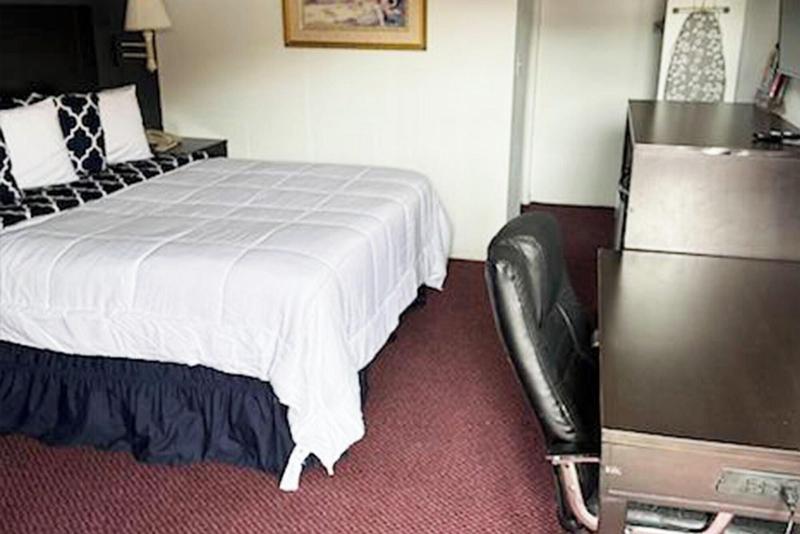 Sky Palace Inn Suites Hutchinson image