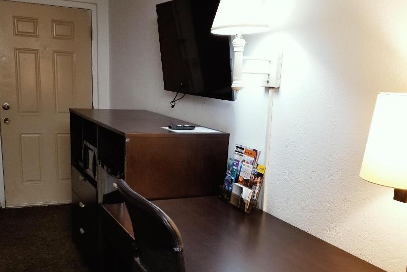 Sky Palace Inn Suites Hutchinson image