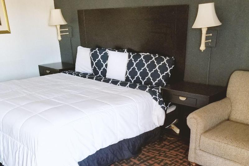 Sky Palace Inn Suites Hutchinson image