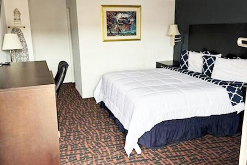 Sky Palace Inn Suites Hutchinson image