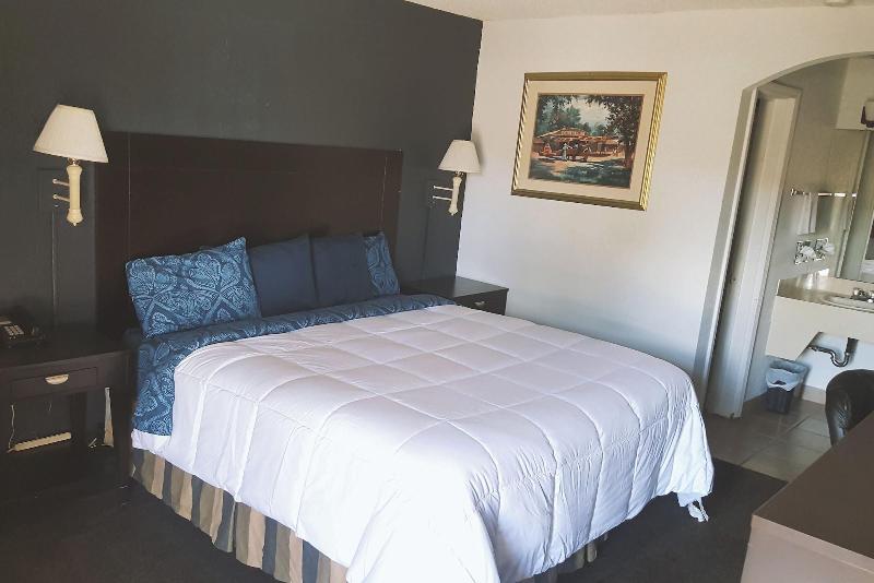 Sky Palace Inn Suites Hutchinson image
