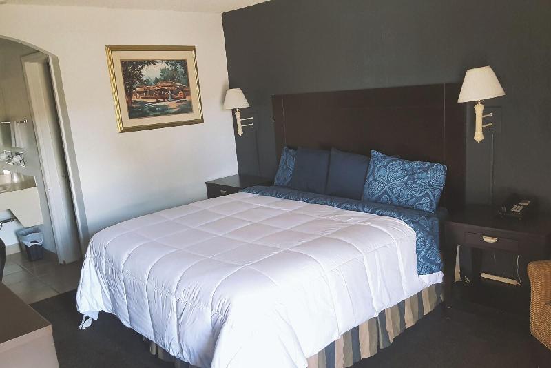 Sky Palace Inn Suites Hutchinson image