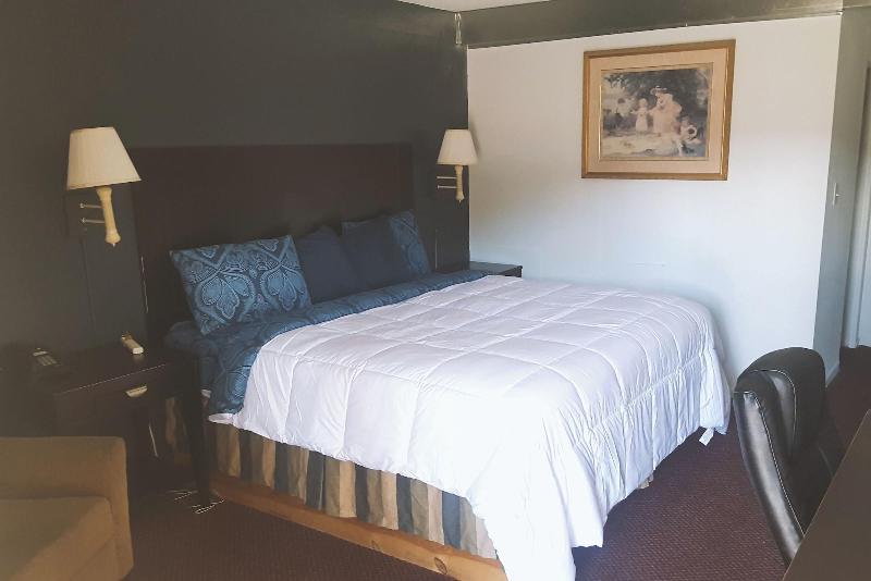 Sky Palace Inn Suites Hutchinson image