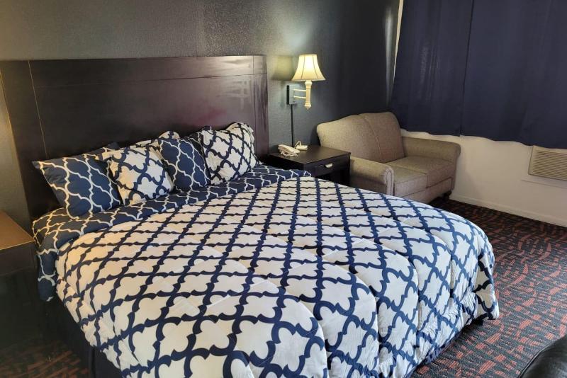 Sky Palace Inn Suites Hutchinson image