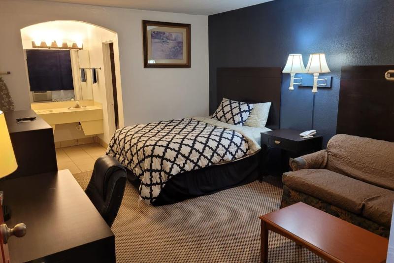 Sky Palace Inn Suites Hutchinson image