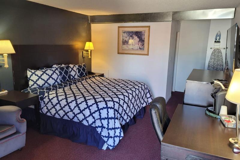 Sky Palace Inn Suites Hutchinson image