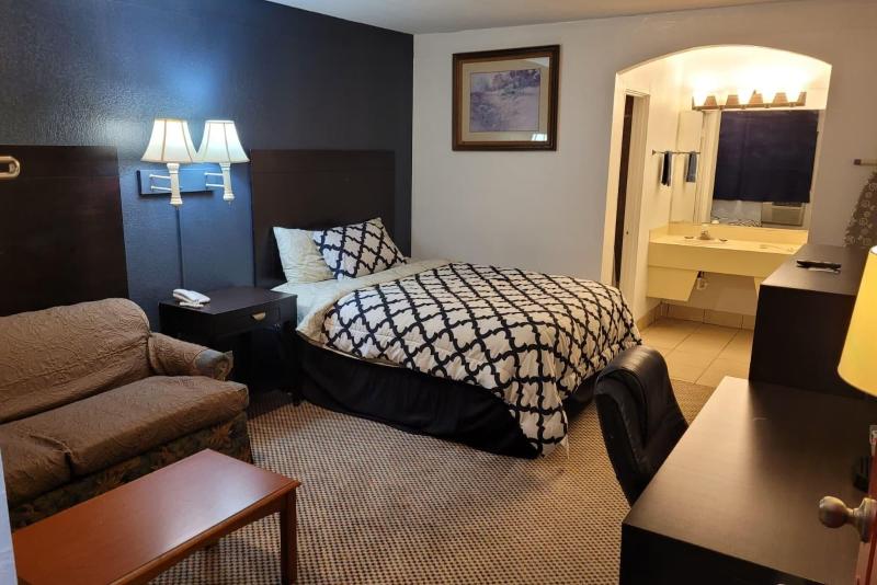 Sky Palace Inn Suites Hutchinson image