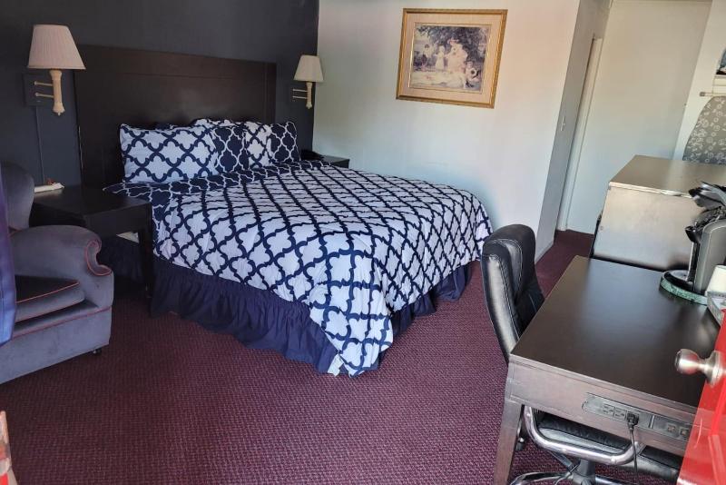 Sky Palace Inn Suites Hutchinson image