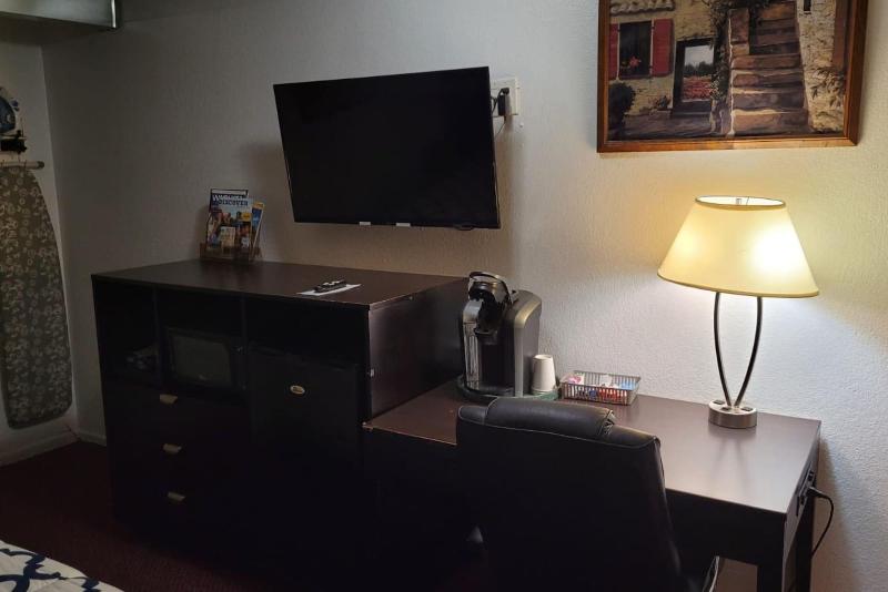 Sky Palace Inn Suites Hutchinson image