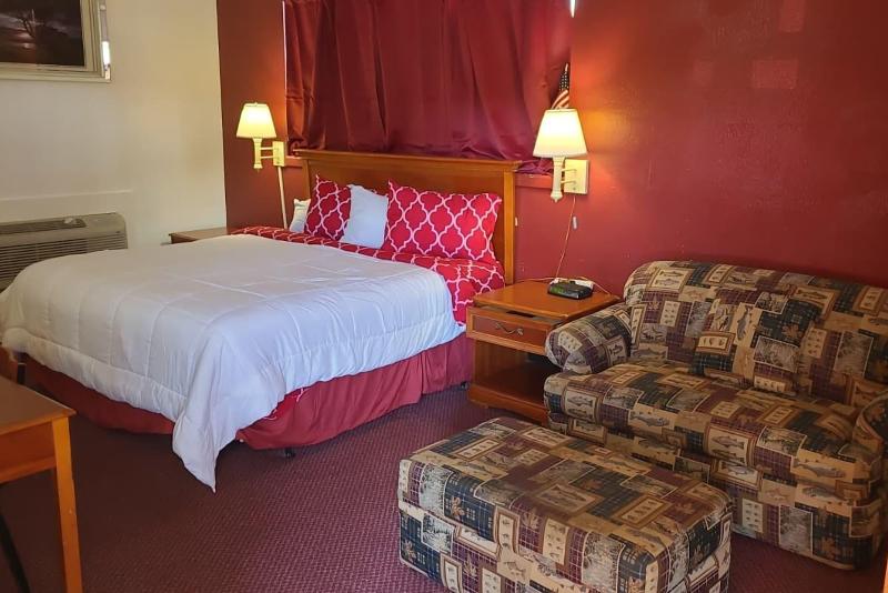 Sky Palace Inn Suites Hutchinson image