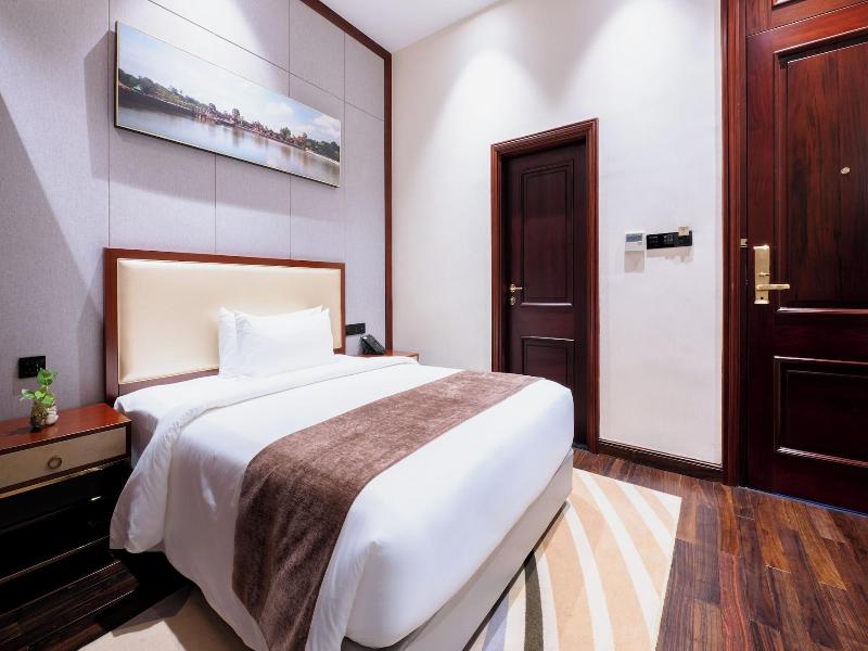 V V Hotel Battambang image
