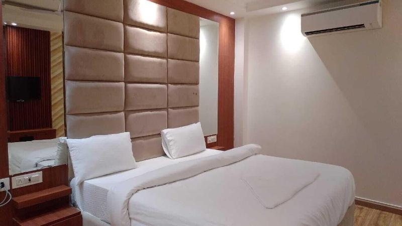 Hotel Riverb image