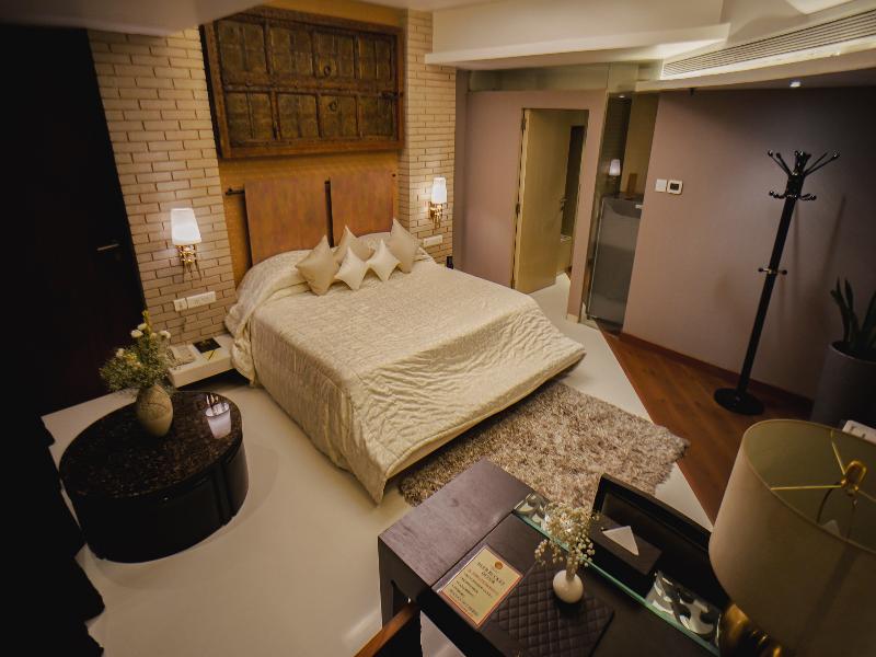 Hotel Peninsula Grand image
