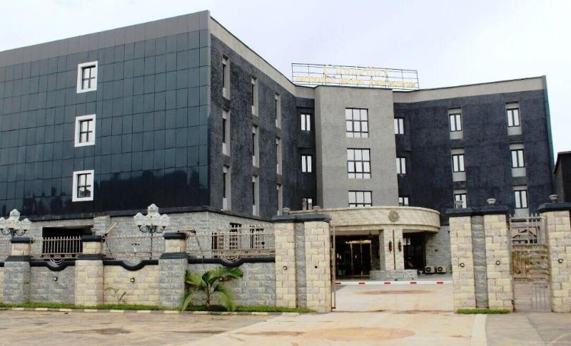 Candellux Imperial Hotel And Suites 2