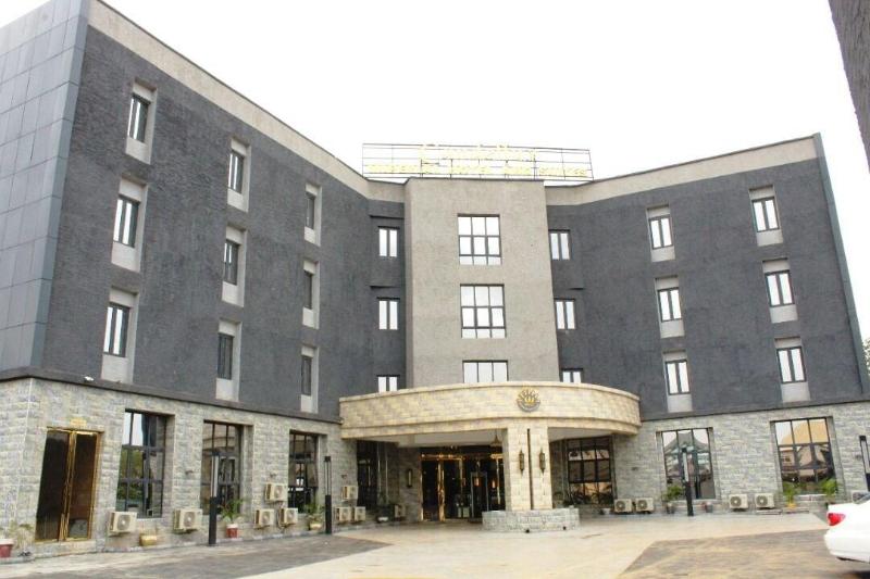 Candellux Imperial Hotel And Suites 3