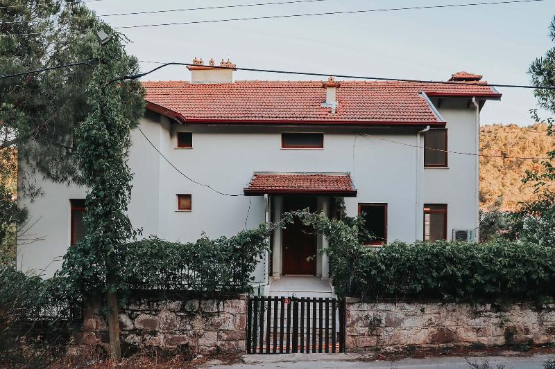 Moon Ayvala K