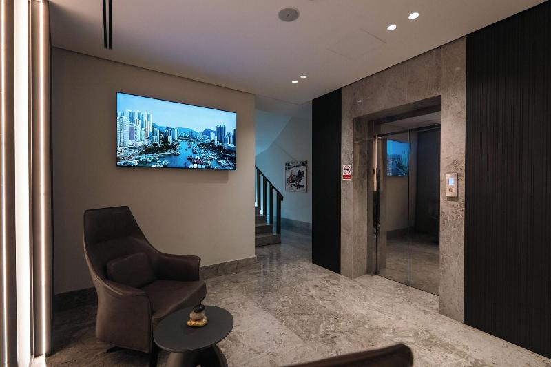 Mazarine Hotel image