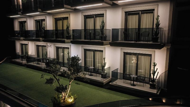 Mazarine Hotel image