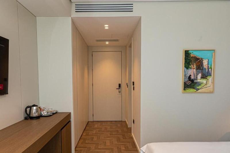 Mazarine Hotel image