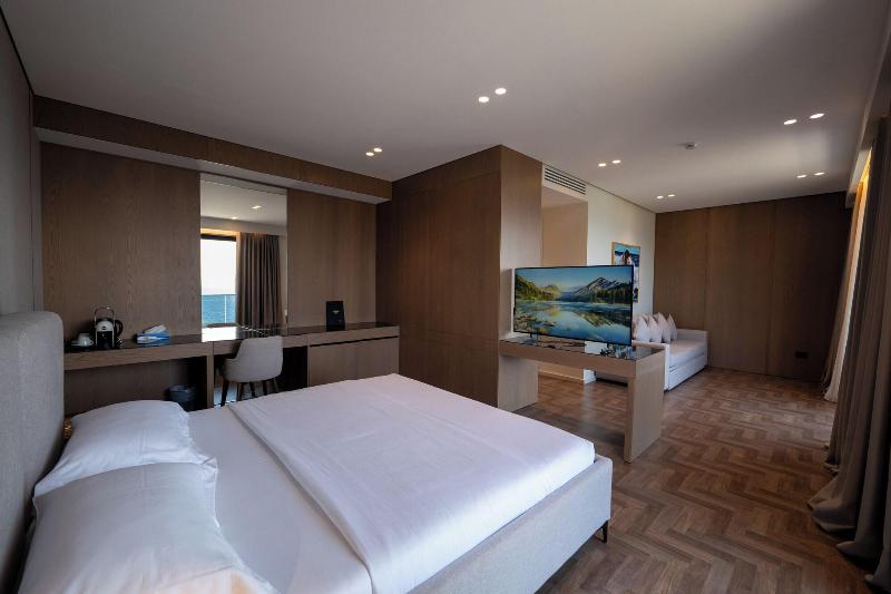 Mazarine Hotel image